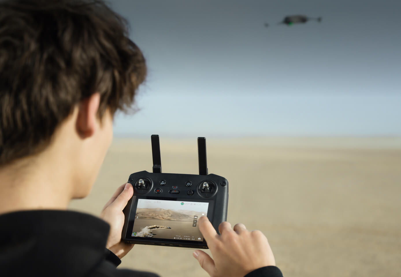 DJI Mavic 3 - Camera, DJI Mavic 3, 4/3 CMOS camera can effectively suppress noise in low-light environments, delivering higher