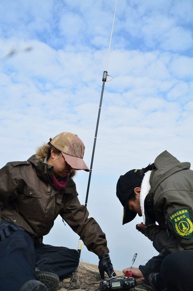 JPC-12 portable short wave antenna, the opening side of the adjusting screw with hook is facing the rod antenna